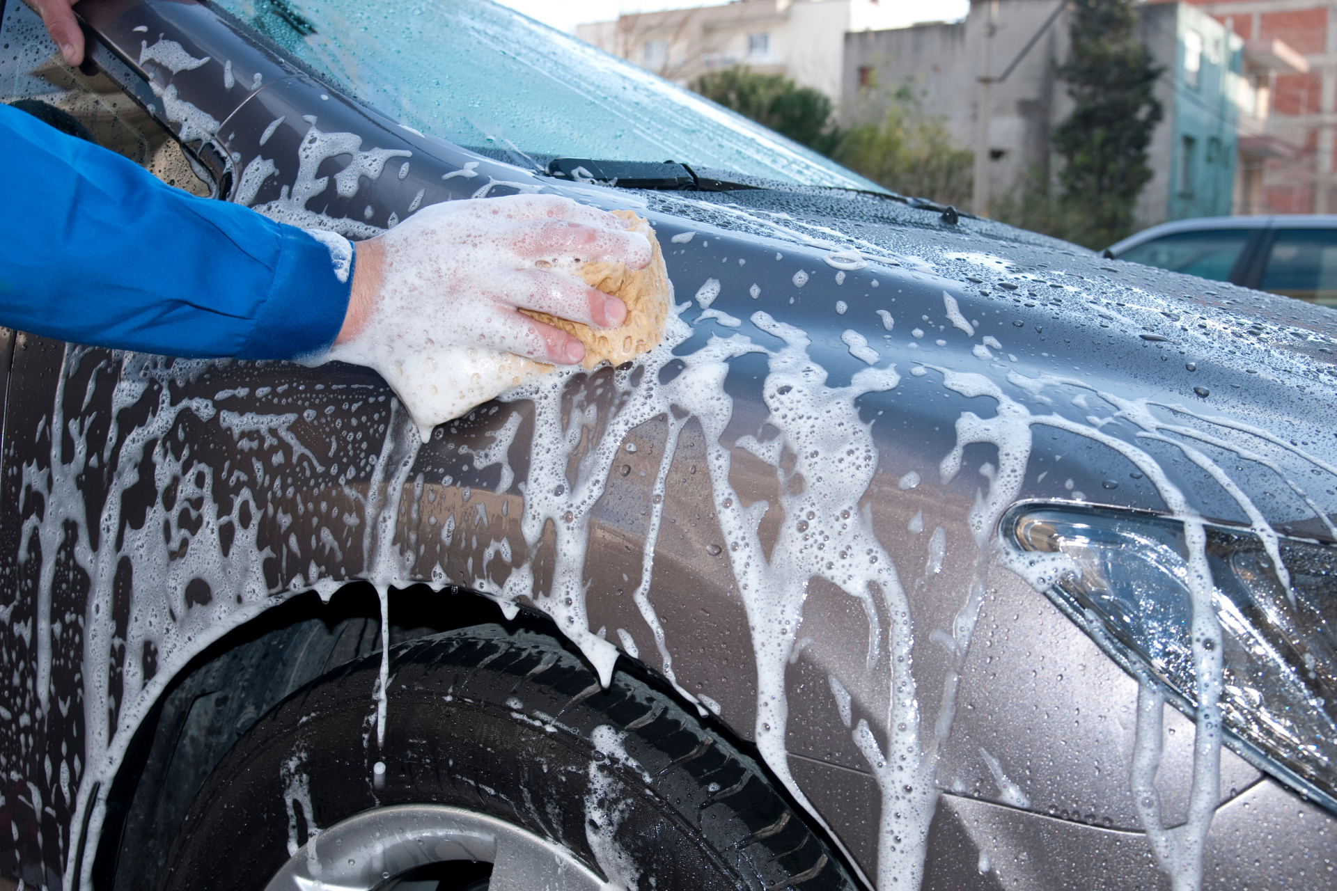 車両の洗車や車検手続きを行う用務員